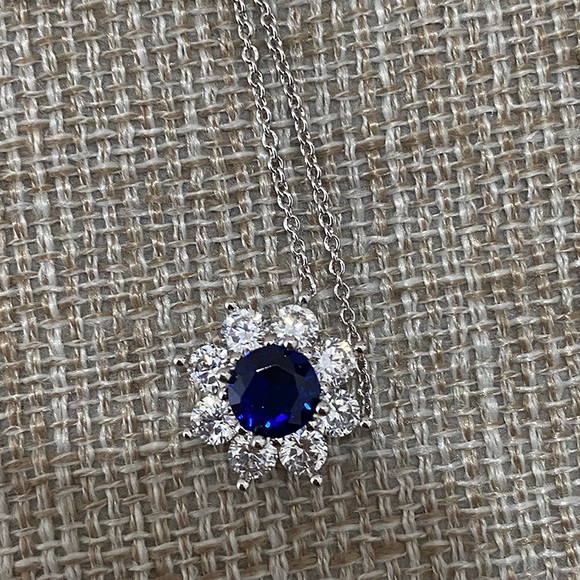 Harry Winston Flower Pendant Necklace With A Blue Gemstone At The Center - Picture 2 of 7
